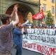 Se gli «ultimi» si sentono più protetti dal Guernica che dal Comune